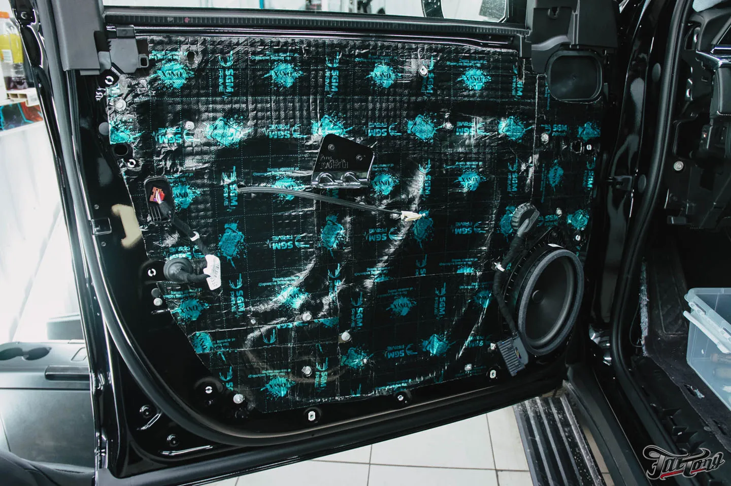 Проделали большую работу над Cadillac Escalade, часть 1: комплексная шумоизоляция салона, установка подогрева сидений, установка цветных ремней безопасности с индивидуальным дизайном